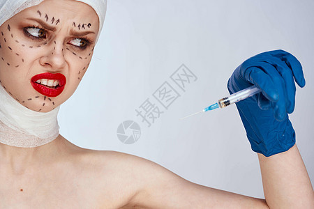 蓝手套针筒在脸上的轮廓上 举起孤立的背景背景医生诊所女士皱纹皮肤手术病人成人外科医院图片