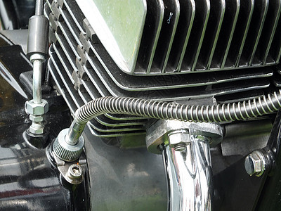 黑色旧摩托车引擎板的紧闭处 车上有闪亮金属圆筒头和铬管图片
