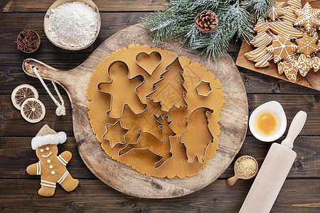 在家里烤圣诞饼干食谱装饰烹饪假期面包木头食物季节性面粉雪花图片