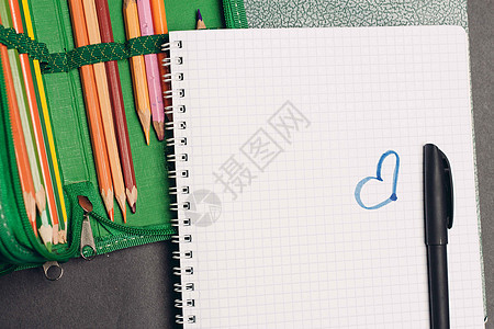 绿色铅笔箱 带有铅笔设计标的学校用品孩子摄影建筑桌子橡皮教育蜡笔团体创造力工作图片