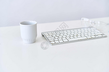 桌面杯中文件办公室的无线键盘工作笔记技术基准电脑金融项目报纸订婚钱包图片