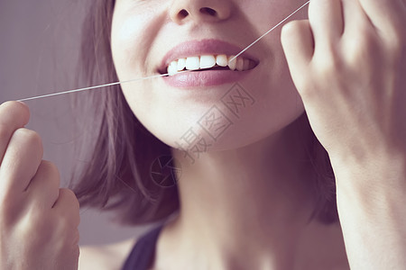 女孩早上会用牙咬牙牙线搪瓷病人微笑喜悦程序女士牙齿女性嘴唇图片