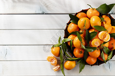 果子或橘子 木箱里有叶子 顶层风景篮子橙子木板农业饮食食物静物乡村桌子柑桔图片