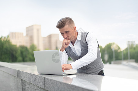 商界 商务人士使用笔记本电脑外门 现代技术概念生意金融成人自由职业人士男性经理男人商务管理人员图片