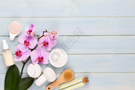 海盐 瓶子中的芳香疗法油和古老木本底的兰花化妆品皮肤护理白色奶油植物产品治疗花朵草本图片