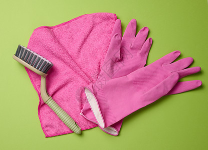 粉红色地毯 清洁用的橡皮手套 绿色背景的刷子 平地图片
