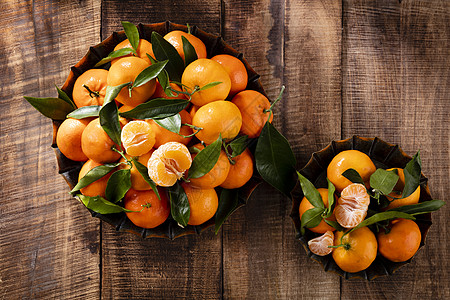 新鲜的红橘子水果 有叶子 在木箱中 顶层风景静物热带橙子木头柑桔桌子篮子橘子农业乡村图片