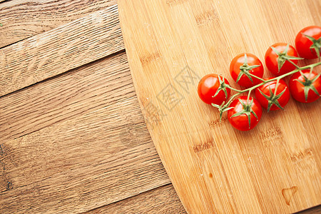 樱桃西红柿 在树枝上 新鲜食品配沙拉桌布草药乡村健康刀具午餐辣椒美食饮食烹饪图片