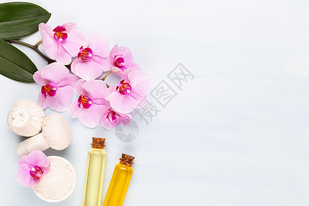 海盐 瓶子中的芳香疗法油和古老木本底的兰花花朵白色甘菊护理产品植物皮肤奶油药品身体图片