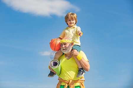 家庭运动 健康快乐的生活方式 适合孩子的运动 祖父和孩子做早操 身体护理和保健男人锻炼动机男生孙子祖父母有氧运动童年培训师教练图片