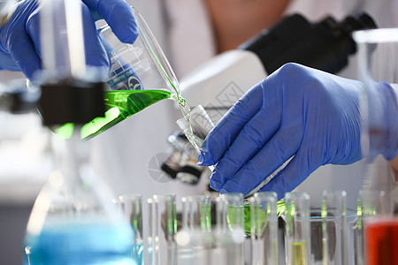 男性化学家手上握着玻璃试管药品疫苗材料考试测试液体食物烧瓶化学品添加剂图片