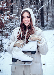 冬天的女人 在寒冷晴朗的冬天天气在公园里的年轻女子的室外肖像 一个美丽的女人的画像穿着一件外套图片