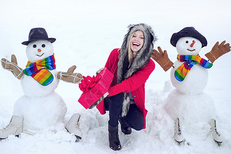 冬天的女人 冬天的肖像 冬天的女人衣服 为人们制作雪人和冬天的乐趣图片