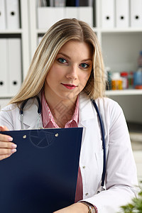 美丽笑容的女医生拿着剪贴板文档考试保健服务帮助援助手臂保险护士实习生图片