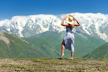 悬崖边上的年轻美女看着美丽的山景 高加索山脉 乌什古利 格鲁吉亚 高加索 斯瓦内蒂的壮丽景色图片