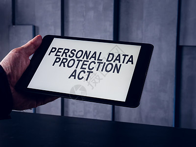 男人拥有个人数据保护法(PDPA)片图片