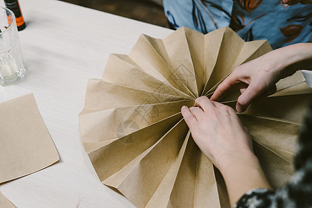 创造手造圣诞装饰品 折纸舞台风格训练新年创造力劳动剪刀女性学校工艺雪花图片
