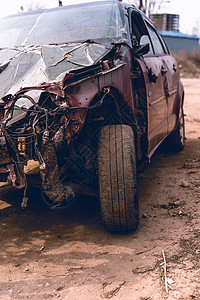 在街上发生事故后 汽车被撞成碎片 开车时很粗心大意的观念是震惊灾难街道粉碎驾驶破坏金属碰撞车身引擎盖图片