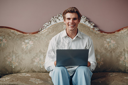 肖像年轻人坐在工作室的笔记本电脑上图片