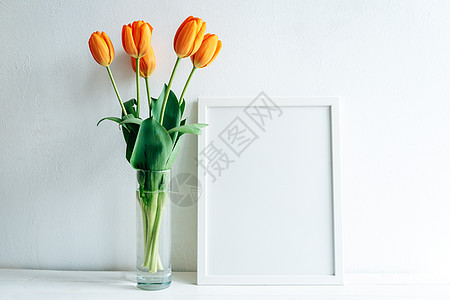 海报白色木框样机郁金香花瓶地面花束艺术房子玻璃办公室照片框架图片