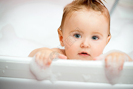 婴儿在洗澡时女孩气泡浴缸头发孩子们卫生浴室身体喷射男生图片