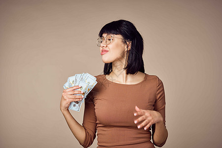 拥有钱财的有感情情感的妇女为积极的财政供资开支扇子珠宝商业手指支付金发薪水黑发女性图片