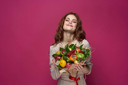 美丽美丽的女人笑着装饰新鲜水果花束情感的微笑 孤立背景饮食展示作品礼物女性女士运动食物女孩营养图片