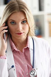 美丽的金发美女女医生通过电话交谈考试电脑卫生实验室诊所医院康复保健微笑女性图片