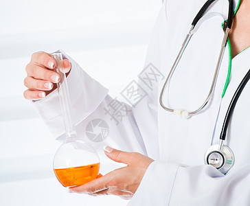 医生的手与酒瓶管子科学化学烧瓶医院保健玻璃实验工作药品图片