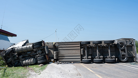 卡车在高速公路上发生车祸时 躺在车身旁保险杠灾难橡皮速度车辆谎言垃圾大街碰撞汽车图片