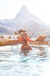 山地游泳池家庭 瑞士阿尔卑斯山 瑞士和欧洲美丽的户外景象孩子们微笑乐趣快乐游泳喜悦太阳女孩旅行水池图片