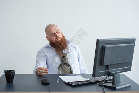 一个穿白衬衫的秃头男子拿着电脑坐在桌子上 因为工作失败而承受压力 精神崩溃 神经衰竭是正常的衣领人士文档员工商业商务碰撞办公室经图片