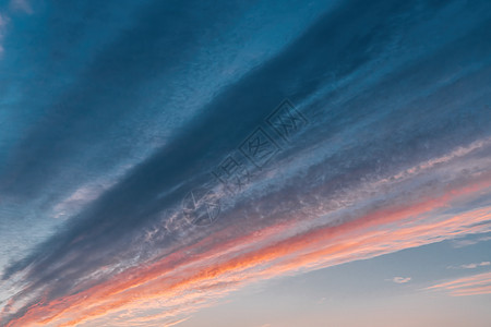 与蓝天日落背景的桃红色云彩 自然天空组成 设计元素 蓝白色粉彩聚焦镜头光晕阳光 和平自然的抽象模糊青色梯度图片