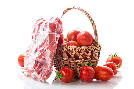 白纸上孤立的真空袋中的冰冻西红柿图片