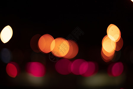 黑色背景上模糊的光闪闪发光 纹理 夜间城市灯光和汽车模糊图片