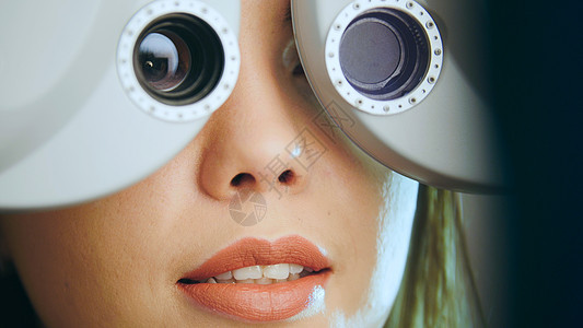 眼科 — 年轻女性在医疗中心用现代设备检查眼睛图片