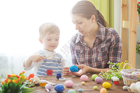 复活节概念 快乐的母亲和可爱的孩子准备迎接复活节 画了鸡蛋花朵父母童年庆典刷子家庭兔子染色妈妈乐趣图片