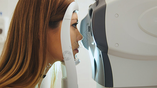 女性检查医疗中心现代设备的眼睛图片