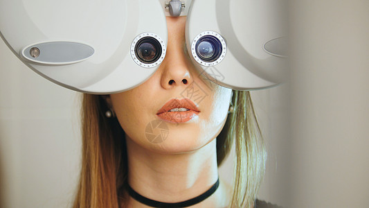 红嘴唇的有吸引力的女孩检查医疗中心现代设备眼部 远程光谱系统(Teophoto)图片