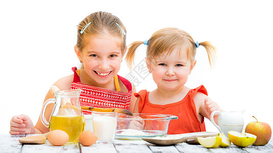做饭的姐妹姊妹早餐烹饪面粉家庭牛奶孩子们烘烤面团女孩幸福图片