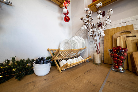 为圣诞节装饰的舒适厨房 木制工地上的烘干机图片