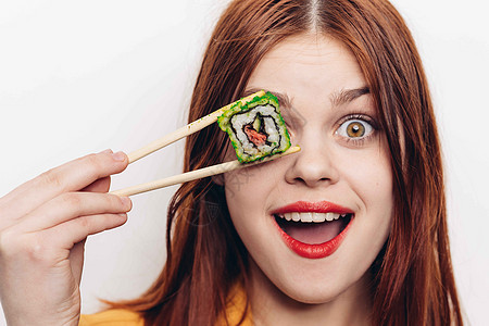 开心的红头发女人 筷子寿司日本菜黄瓜药品女性宏观食物文化主食舌头嘴唇海鲜图片