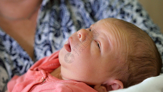 新生儿在妇产医院中睡近母亲的婴儿图片