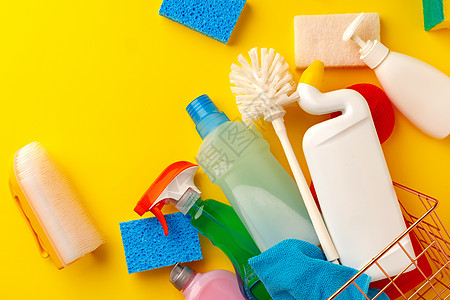 一套黄色背景的清洁用品含黄色背景家庭工具化学品服务琐事瓶子卫生家政手套洗涤剂图片