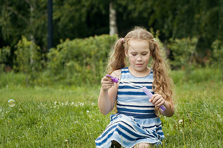 在夏月公园玩肥皂泡的小女孩 女孩图片