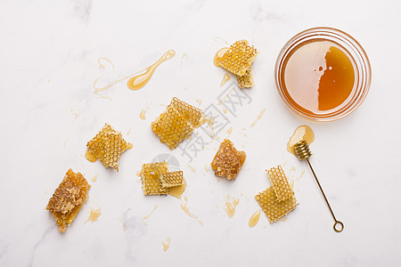 装满蜂汤匙的全蜂蜜图片