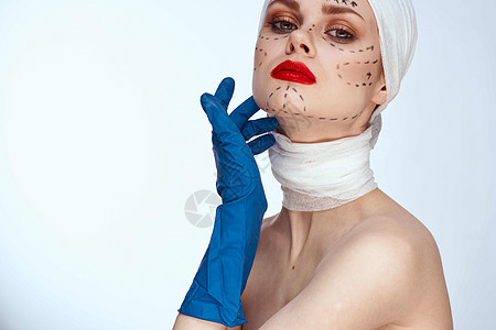红嘴唇整容手术 肩膀裸露 背景浅光 A外科身体药品皱纹治疗女性诊所手套女孩塑料图片