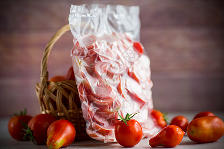 桌上一个真空袋里冻着的西红柿冰箱烹饪农业维生素食物组织饮食桌子冻结空气图片