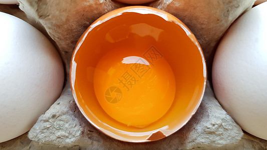 鸡蛋被其他蛋分解了一半 在纸盘中缝合以储存纸板动物盒子烹饪家禽饮食农场蛋壳团体蛋黄图片