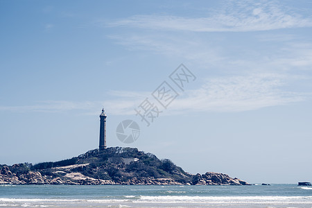 复制空间海自然景观背景 自然保护区公园 港湾 岩石海岸 岛山顶灯塔 太阳天清澈蔚蓝的天空蓝色的海洋 旅行度假旅行 淡色调图片